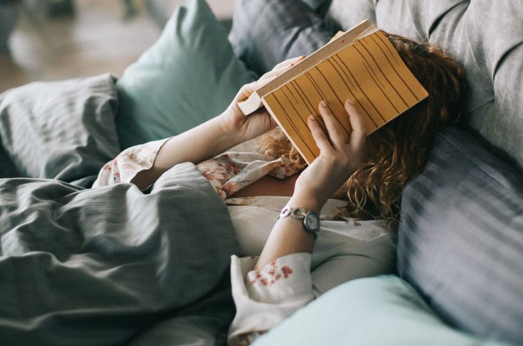 Freelance en train de procrastiner dans son lit